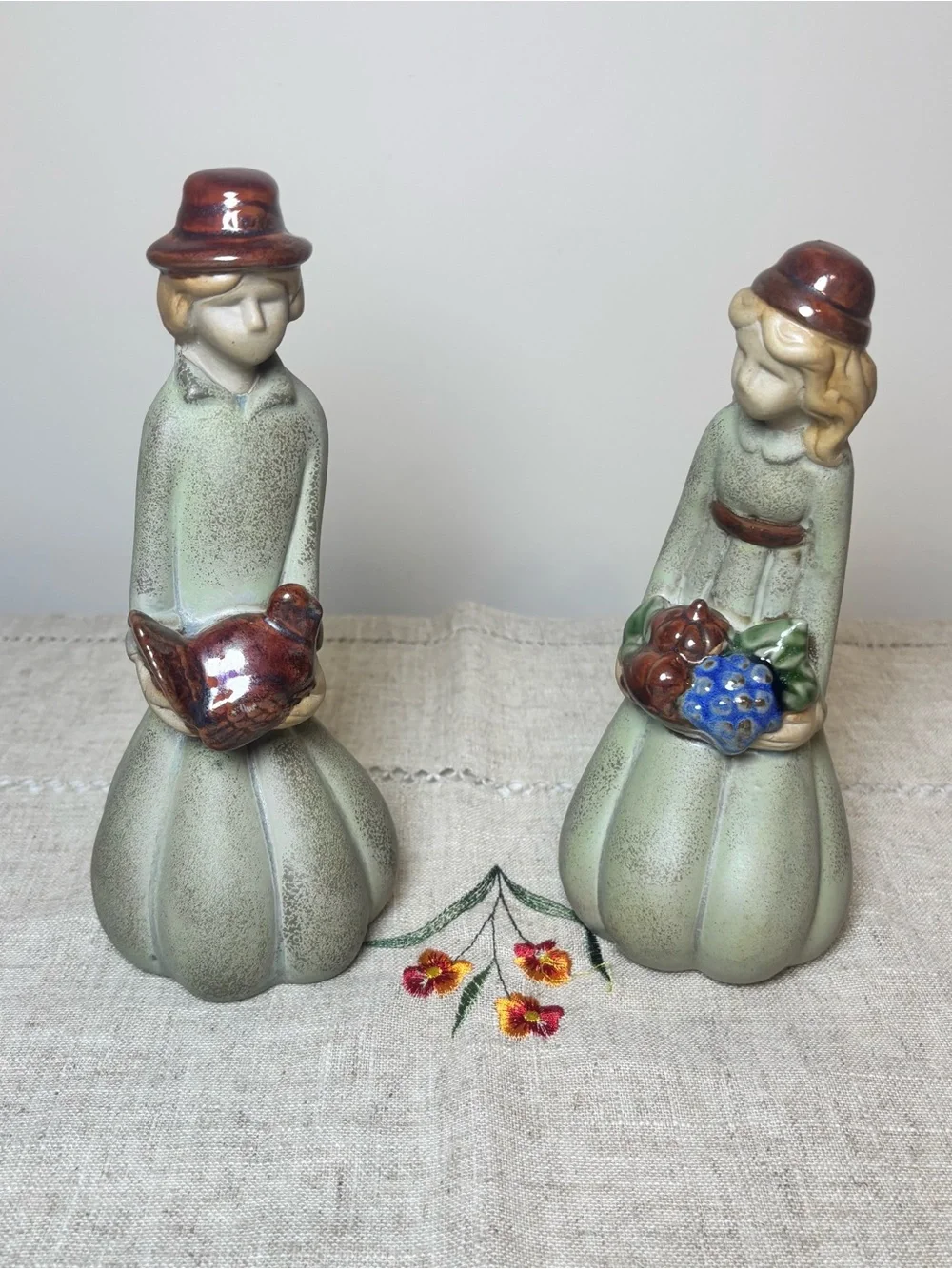 Pier 1 Thanksgiving Pilgrim Figurines 1970s Ceramic Set of 2 Folk Art MCM